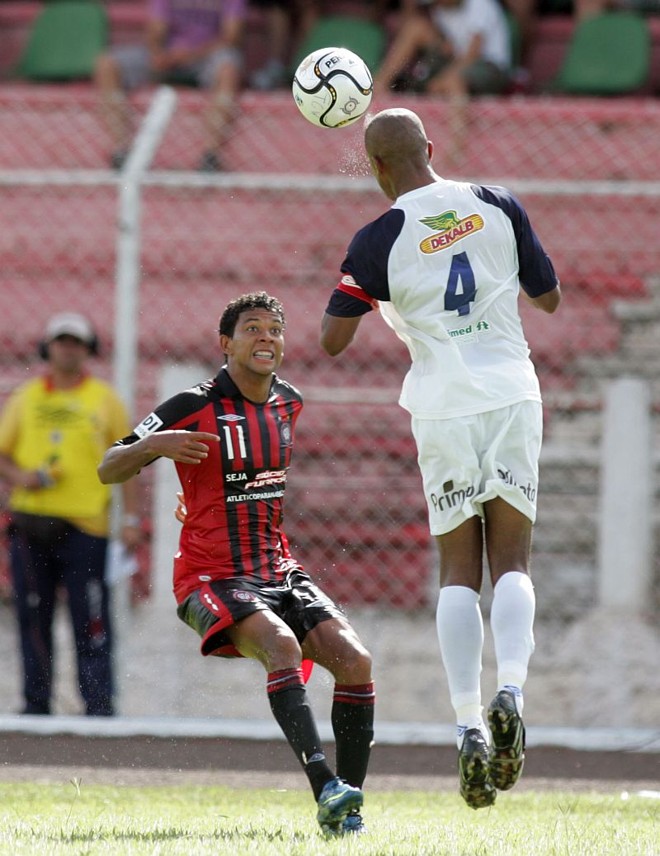 Glauco sobe mais que Wallyson salvando o Toledo na defesa |