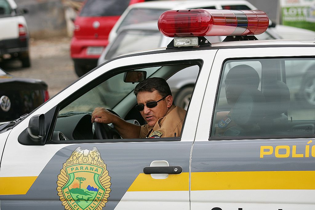 Policial flagrado dirigindo sem o cinto | Daniel Castellano/ Gazeta do Povo