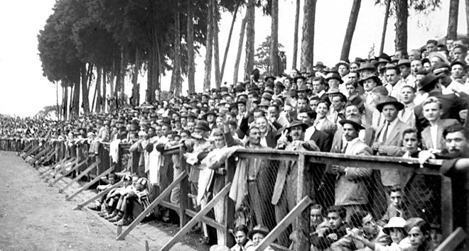 Assistência lotando as gerais do Estádio Joaquim Américo. Destaque para a cerca do alambrado |