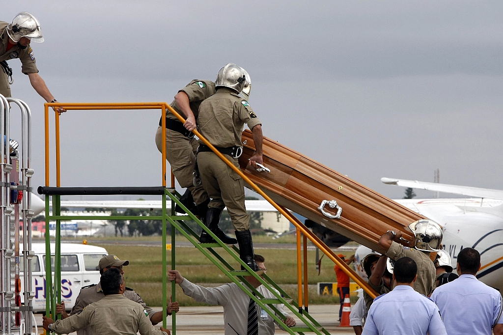 Corpo de Zilda Arns chega a Curitiba: cortejo sobre carro de bombeiros percorreu ruas centrais de Curitiba | Daniel Derevecki/Gazeta do Povo