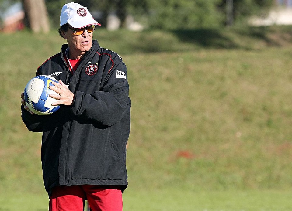 Antônio Lopes pediu experiência e recebeu os colombianos Vanegas e Serna: treinador está otimista com o 2010 rubro-negro | Albari Rosa/ Gazeta do Povo