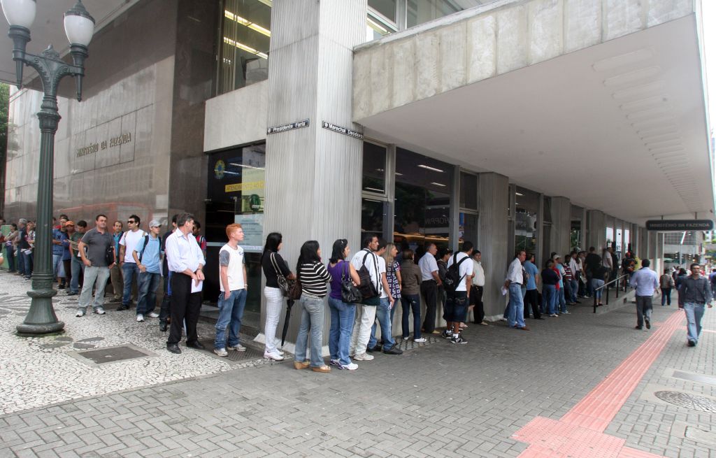 Movimento ontem pela manhã no prédio da Receita Federal em Curitiba: 5 senhas diárias para 37 mil interessados | Priscila Forone/ Gazeta do Povo