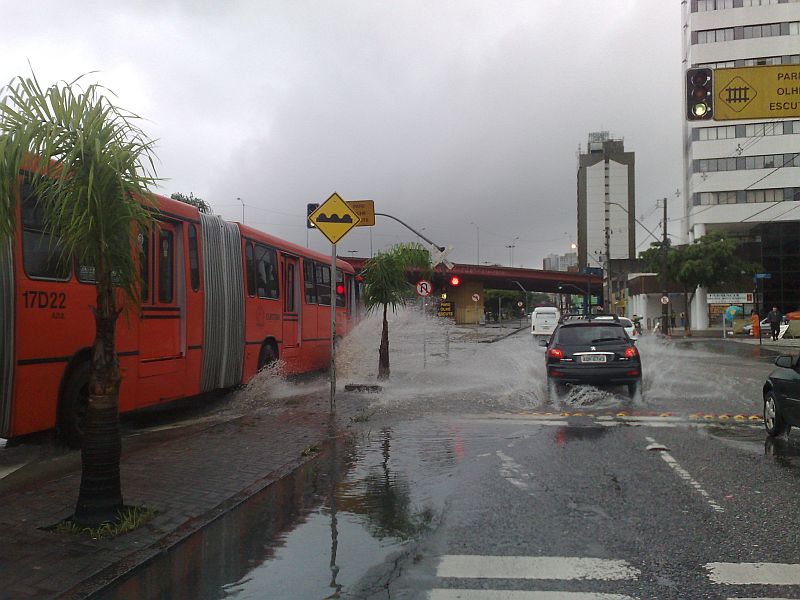 Avenida Presidente Affonso Camargo também apresentou pontos de alagamentos | Gladson Angeli / Gazeta do Povo