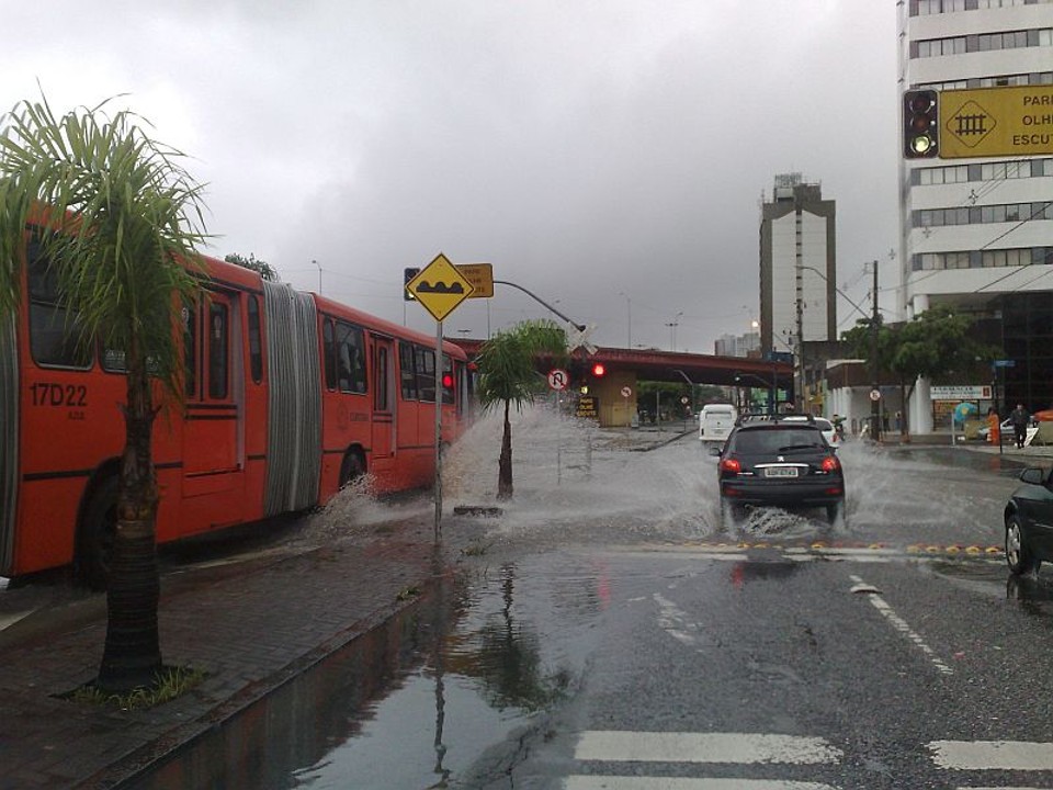 Avenida Presidente Affonso Camargo também apresentou pontos de alagamentos | Gladson Angeli / Gazeta do Povo
