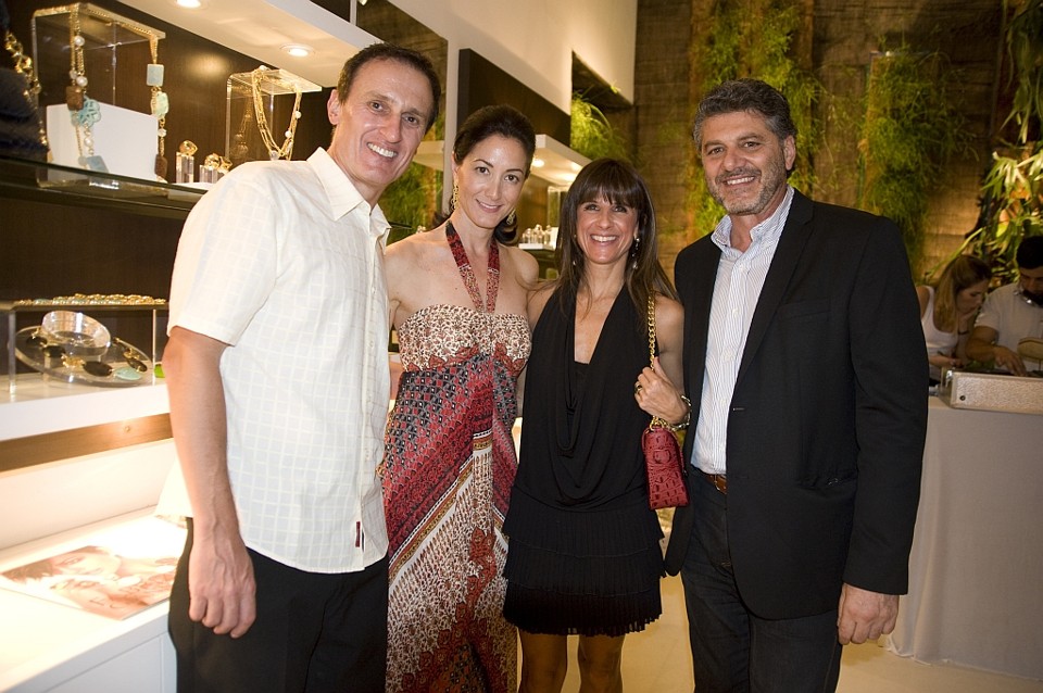 O casal de empresários Gisah e Luiz Cesar Ziliotto (ele à esq. e ela de preto) esteve no petit comité organizado pelo designer italiano Fabrizio Giannone (à dir.) no showroom da marca, em São Paulo. O evento foi para apresentar a designer de bolsas italiana Laura Buccellati | Layla Eloá