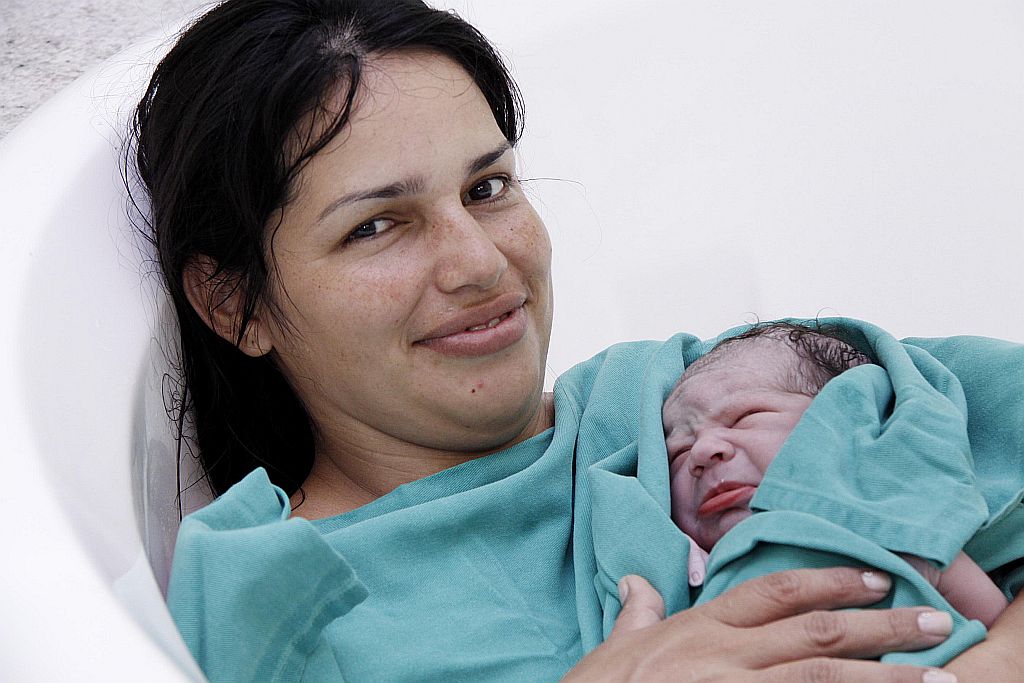 Lucas Vinícius foi o primeiro bebê a nascer pela técnica de parto na água no Hospital Costa Cavalcanti, em Foz do Iguaçu. A mãe, Maria Candelária, aprovou o procedimento | Nilton Rolin/Hospital Ministro Costa Cavalcanti