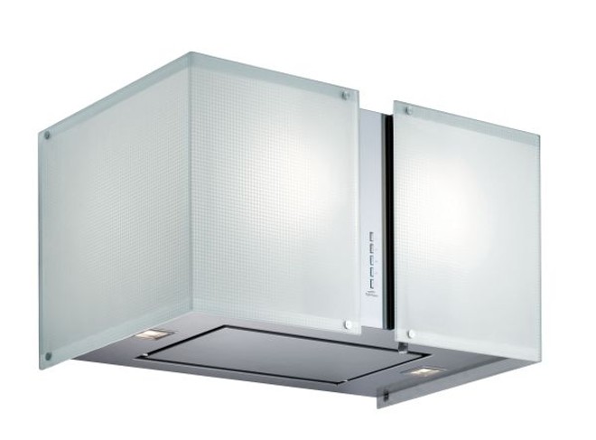 Coifa Stripes, da Falmec, possui comando digital e filtros metálicos com indicador de saturação. Preço médio: R$ 2.459 (parede) e R$ 3.869 (ilha) |