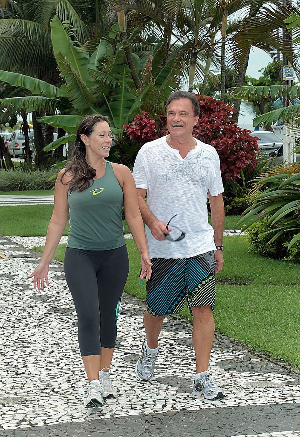 O senador Alvaro Dias e a mulher, Débora, têm aproveitado as poucas brechas do sol no litoral para caminhadas em Caiobá, onde descansam desde quinta-feira. Ontem, a coluna flagrou os dois se exercitando pelo calçadão da Praia Brava, onde o casal tem apartamento | Júlio Cesar Souza