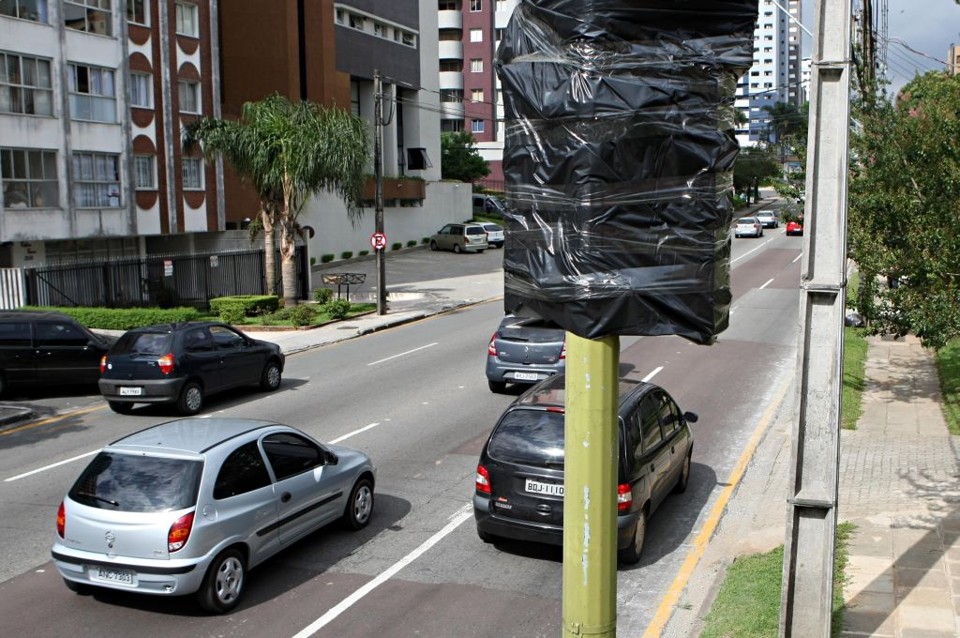 Radar coberto logo após a decisão que determinou o desligamento dos equipamentos: contrato vencido | Albari Rosa/Gazeta do Povo