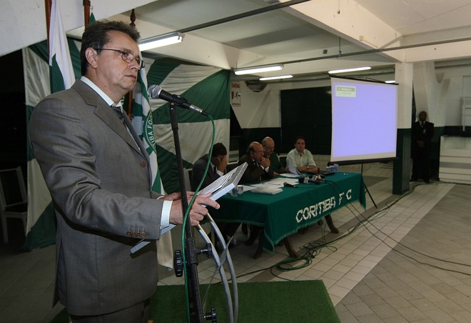 O presidente Jair Cirino discursa durante a posse do novo Conselho Administrativo do Coritiba: reajuste sob avaliação | Pedro Serápio/ Gazeta do Povo