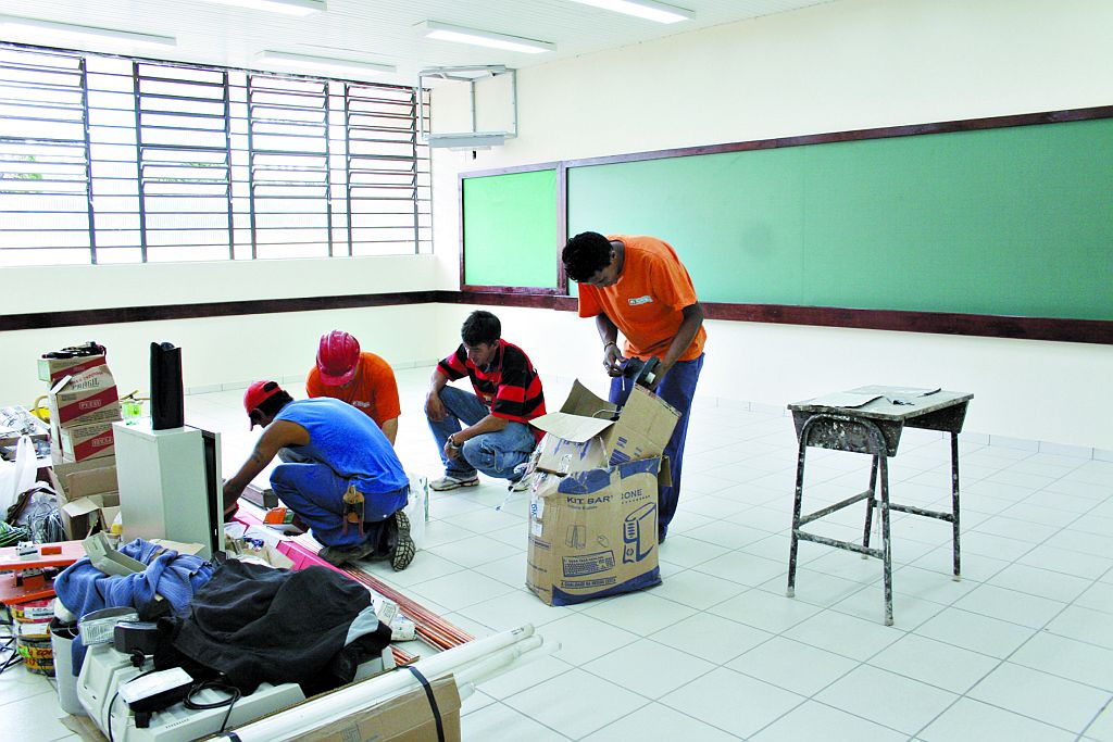 Obras no Instituto de Educação César Prieto Martinez, em Ponta Grossa: colégio voltará a funcionar neste ano | Roberto Soares/Gazeta do Povo