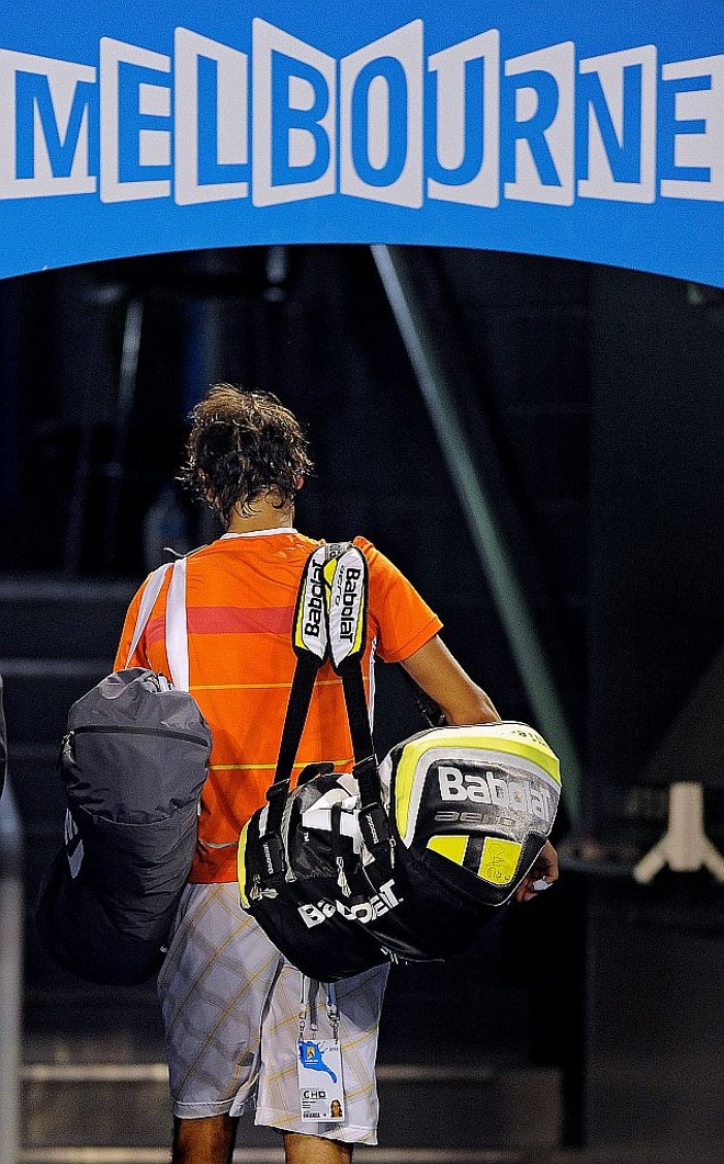 Sofrendo com dores no joelho, Nadal deixa a quadra central em Melbourne no terceiro set do jogo com Murray | 