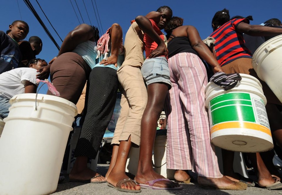 Haitianos fazem fila para pegar água em campo de distribuição de Petionville: ordem em meio ao caos | Jewel Samad/AFP