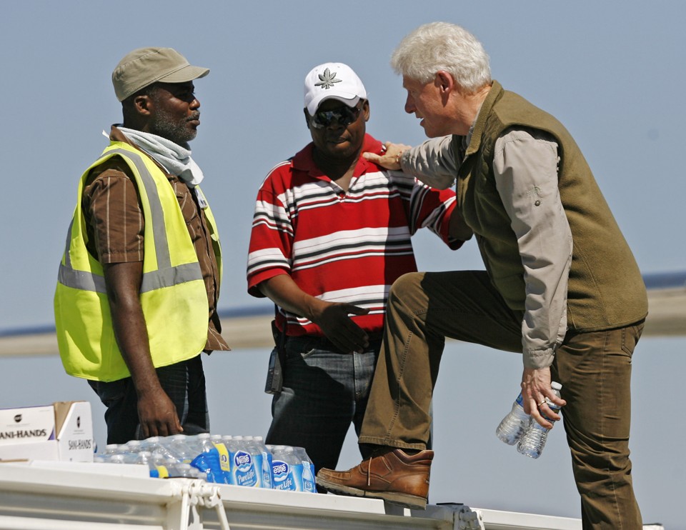 Clinton, que também é coordenador de uma campanha para levantar fundos para o Haiti junto com o ex-presidente George W. Bush, vai se reunir com líderes haitianos e sobreviventes | Reuters