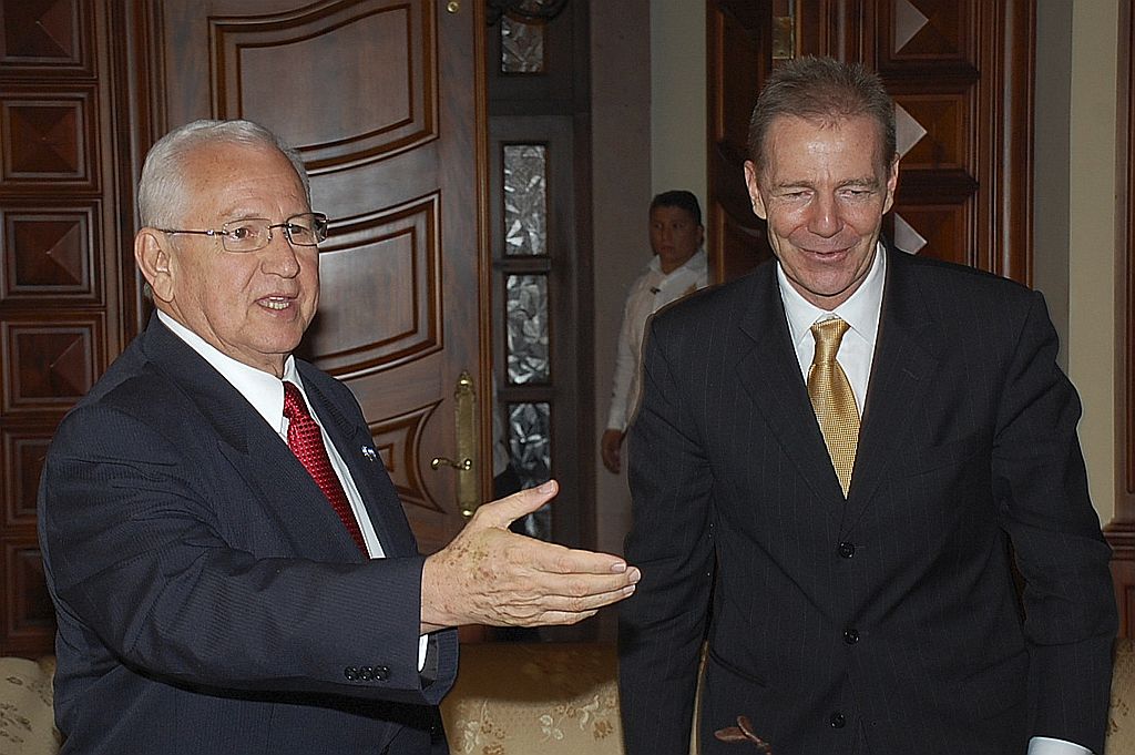 Presidente golpista Roberto Micheletti (esquerda) em encontro com Craig Kelly, enviado americano para solucionar impasse hondurenho | Reuters