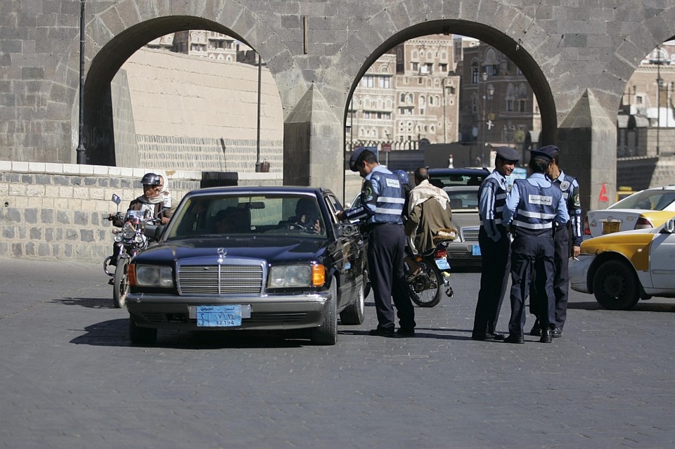 Policiais inspecionam veículos no Iêmen. Medo de atentado terrotista forçou o fechamento de embaixadas de países ocidentais | Reuters