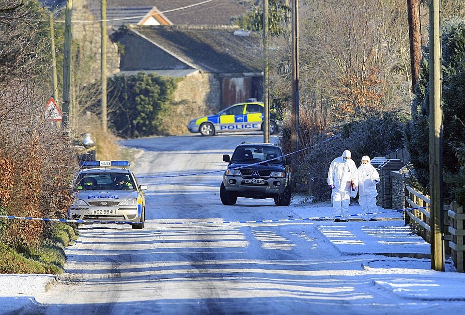 Policiais forenses inspecioanm a área onde ocorreu o atentado na Irlanda do Norte | Reuters