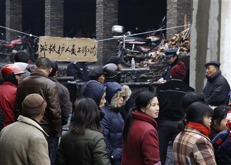 Ao menos 25 mineiros morreram e outros três estão soterrados no mais recente desastre da indústria carvoeira mais perigosa do mundo. A placa diz: entrada proibida exceto para equipe de resgate | Reuters
