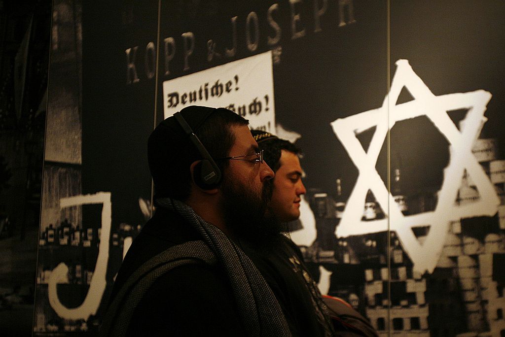 Pessoas visitam o Museu do Holocausto em jerusalém | Reuters