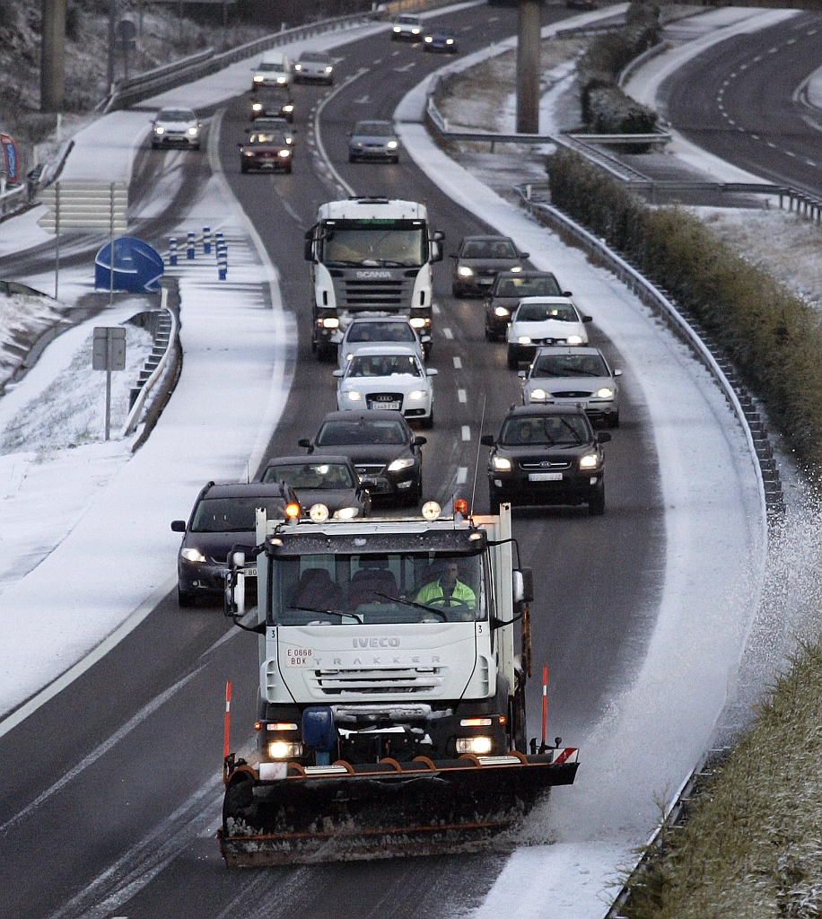 Caminhão de limpeza retira neve de estrada no nordeste da Espanha | Reuters