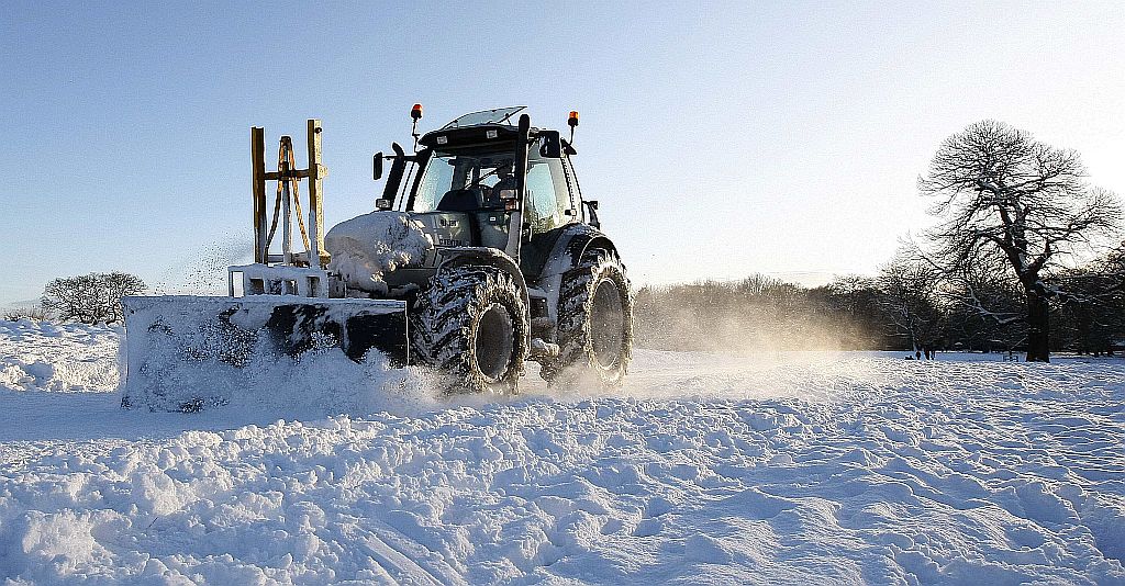 Trator retira neve das vias públicas em Cheshire no norte da Inglaterra | Reuters