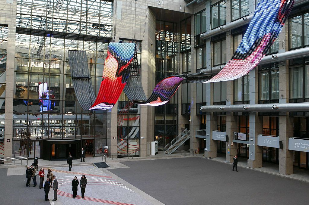 Obra de arte escolhia pela Espanha chama-se "Travessias" e está exposta na sede das cúpulas europeias em Bruxelas | Reuters