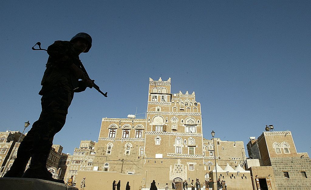 Soldado iemenita faz a segurança da parte antiga da capital Sanaa: instabilidade se deve a insurgentes de dentro e fora do país | Patrick Baz/Arquivo AFP