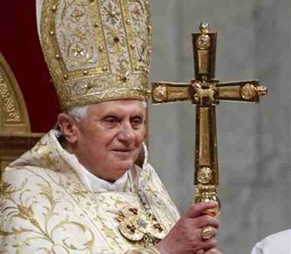 Bento 16 ainda escreve a maior parte de seus discursos à mão, em alemão, e seus ajudantes mais jovens ficam a cargo de colocá-los em conteúdo digital | Reuters