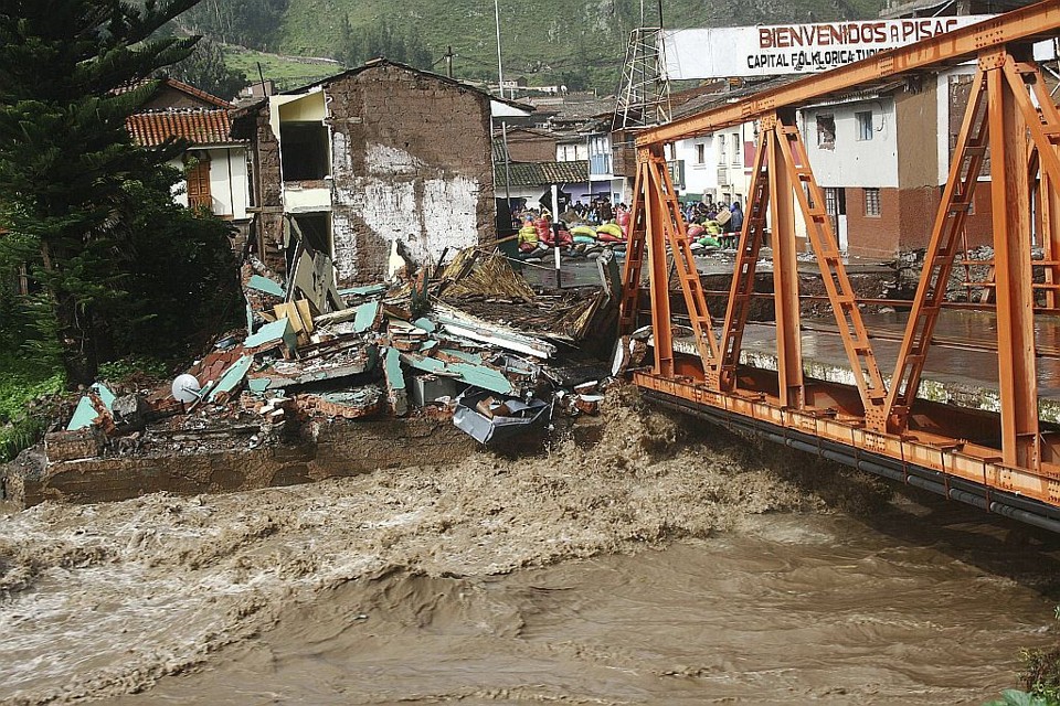 Ponte e um posto policial foram destruídos pela conrrenteza | Reuters