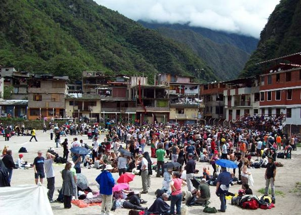 Turistas isolados pelas chuvas aguardam socorro de helicópteros do governo próximo a Machu Picchu, no Peru | Reuters