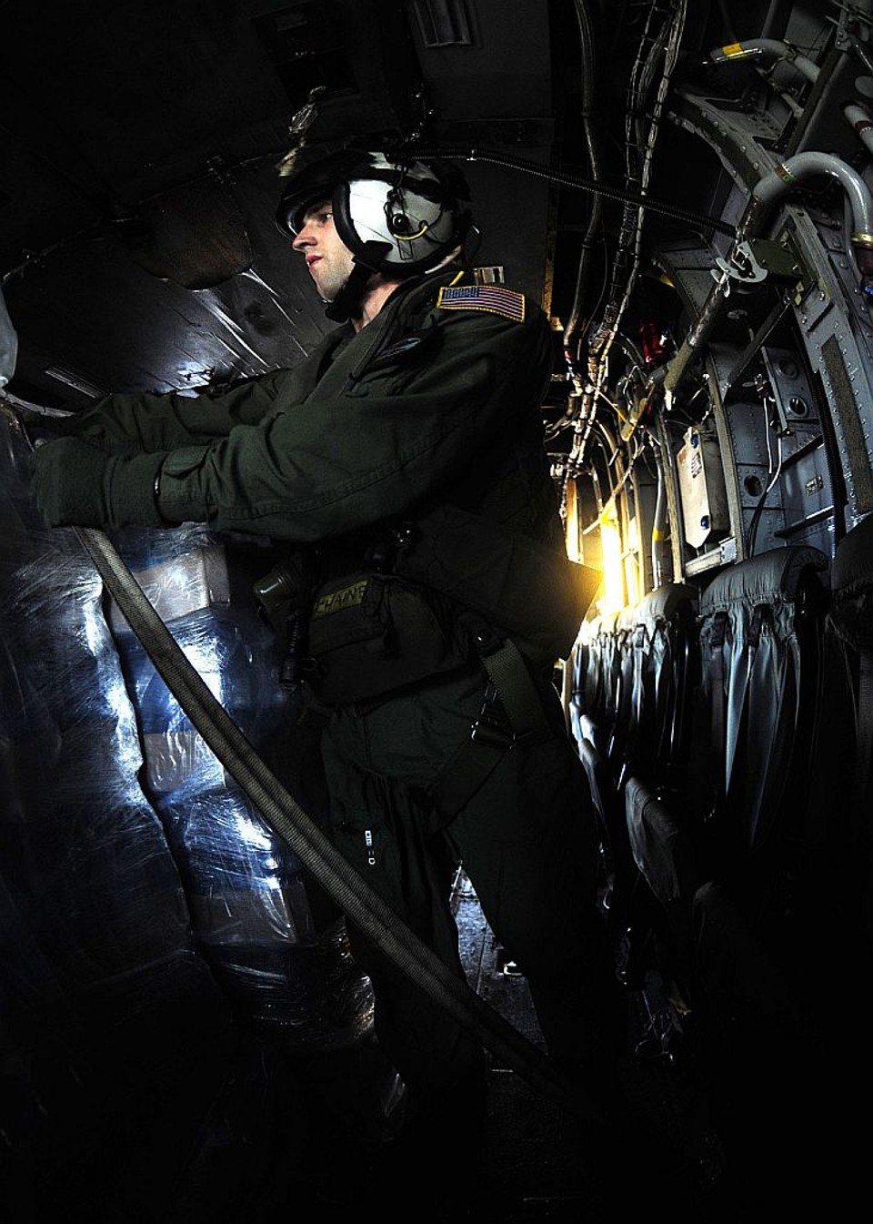 Soldado americano parte em helicóptero levando suprimento de água: tensão na divisão de tarefas com outros países | Aaron Shelley/AFP