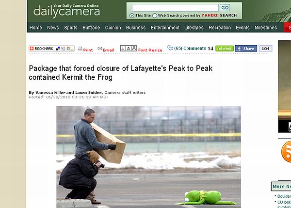 Polícia examina sapo de pelúcia encontrado em estacionamento | Reprodução/Daily Camera