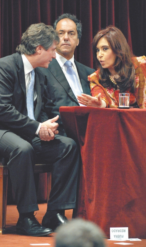 Cristina com o ministro da Economia, Amado Boudou (direita) e o governador Daniel Scioli: cada vez menos aliados | Juan Mabromata/AFP