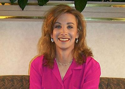 Amanda Simpson, de 49 anos, trabalhou como piloto de avião para a empresa Raytheon antes de virar mulher | Globo.com