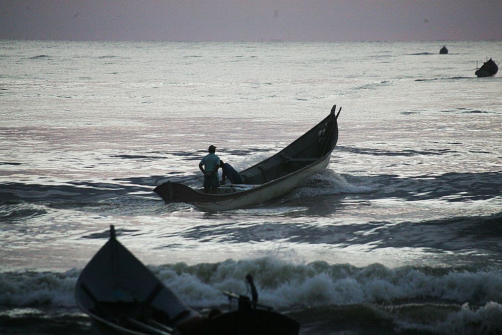 Cenas do cotidiano da pesca. Ainda de madrugada, Márcio Ramos e Alex Silva preparam as embaracações para entrar no mar | Daniel Castellano / Agência Gazeta do Povo