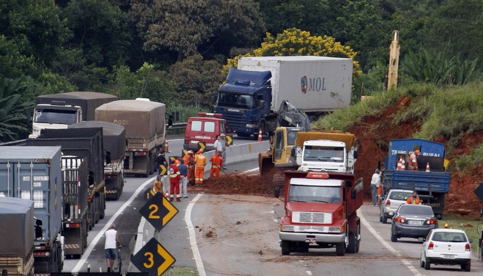 A Ecovia já removeu os escombros da pista, mas o trecho passará por obras e não há previsão para liberação | Valterci Santos/Gazeta do Povo