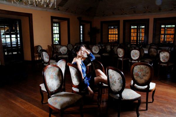 A pose de diva é para a foto, e na vida real a cantora Anna Toledo está a mil prepara show em São Paulo, apresentações nos EUA e workshop no Rio de Janeiro. Em maio, volta à cidade natal em curta temporada: vai se apresentar por duas noites no Paço das Artes, com repertório de sambas-canções que ficou um ano em cartaz em Sampa | João Caldas