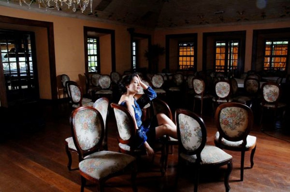 A pose de diva é para a foto, e na vida real a cantora Anna Toledo está a mil prepara show em São Paulo, apresentações nos EUA e workshop no Rio de Janeiro. Em maio, volta à cidade natal em curta temporada: vai se apresentar por duas noites no Paço das Artes, com repertório de sambas-canções que ficou um ano em cartaz em Sampa | João Caldas