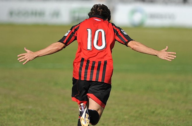 Netinho comemora o gol olímpico marcado aos 2 minutos de jogo | 
