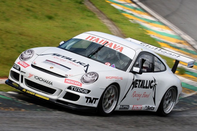 Até o carro foi especialmente preparado com adesivos do Metallica |