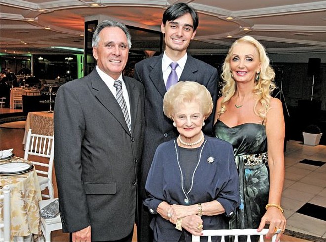 FORMATURA DE MEDICINA -Lincoln, filho dos amigos Vania e Paulinho Dalmaz, recebeu familiares e amigos em elegante jantar no Salão Rosa do Clube Curitibano, para comemorar sua formatura no curso de Medicina da PUCPR. (foto Gerson Lima) |