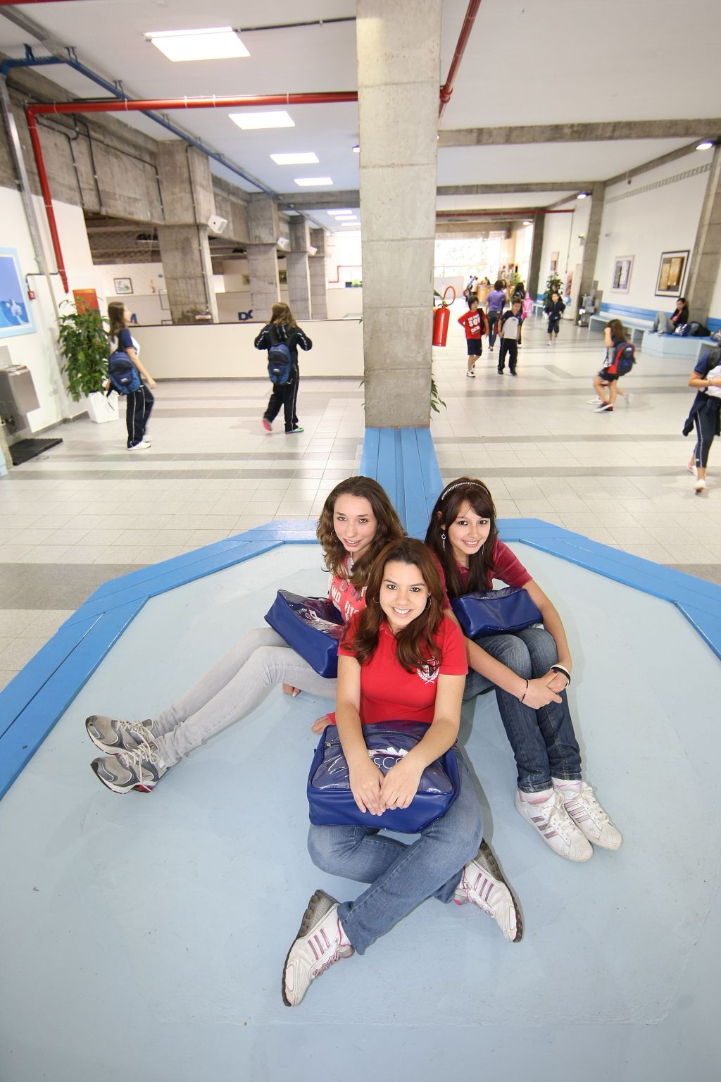 As estudantes Fernanda (à esquerda), Isabella (centro) e Sílvia combinaram de ir para a mesma escola na mudança para o ensino médio | Jonathan Campos/Gazeta do Povo