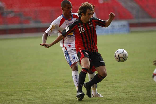 Netinho recebe a marcação de Jean: meia fez duas assistências na goleada atleticana |
