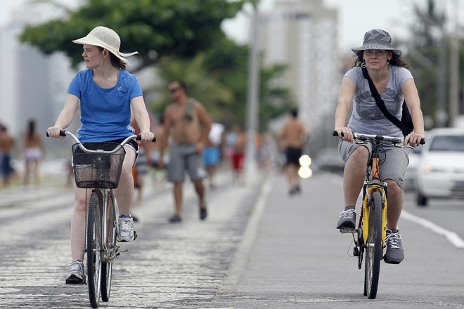 Samanta (à direita) mostra Caiobá à amiga Susan durante o passeio de bike | 