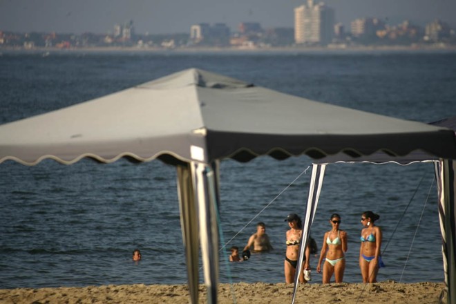 Veranistas aproveitam o dia se bronzear e se refrescar na água | Daniel Castellano/Gazeta do Povo