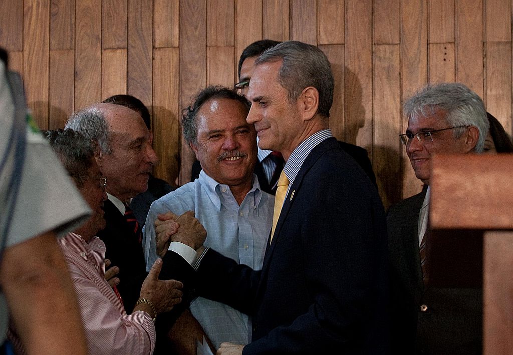 Paulo Octávio: renúncia e desfiliação do DEM apenas 13 dias após assumir o governo no lugar de José Roberto Arruda, afastado por determinação do STJ | Ed Ferreira/AE