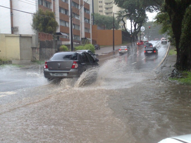 A chuva dificultou o trânsito em diversos pontos da cidade |