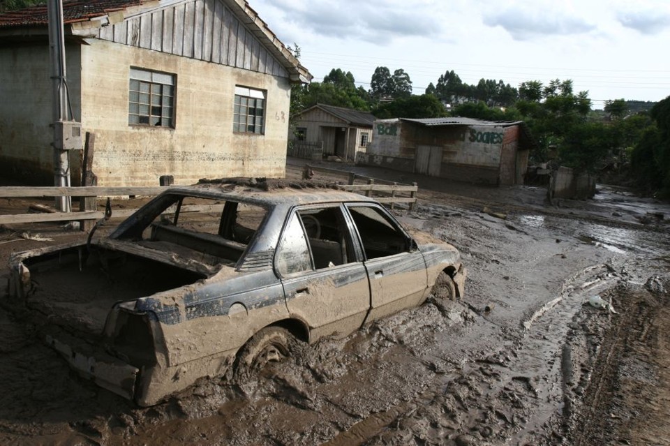 Carro coberto pela lama, que começa a secar: cheia do rio devastou o município de Sengés | Henry Milleo/Gazeta do Povo