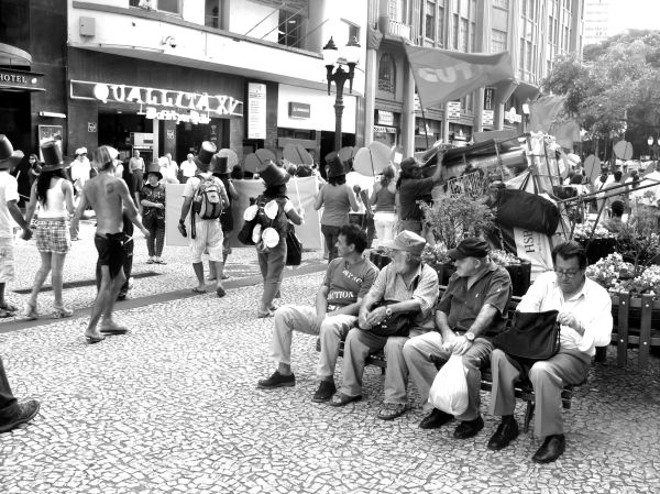 Segunda-feira de carnaval, meia dúzia de gatos pingados passam pela Boca, em 2009 |
