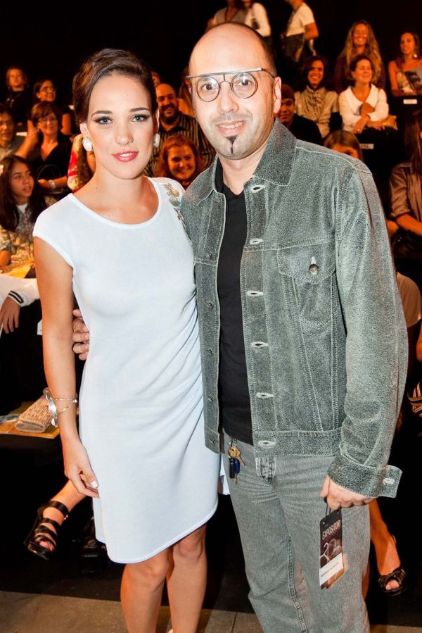 A atriz curitibana Adriana Birolli, na foto com o designer de joias Rodrigo Alarcón, prestigiou o desfile da Joyful, no Paraná Business Collection, quinta-feira | Naideron Jr.